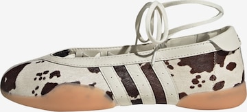 ruda ADIDAS ORIGINALS Balerinos su dirželiais 'Taekwondo Mei': priekis