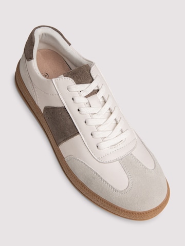 Pantofi de la Ombre pe alb