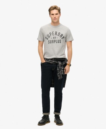 Superdry T-Shirt 'Surplus' in Grau: Vorderseite