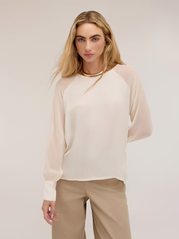 MOTIVI - Blusa en blanco