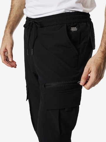 Tapered Jeans cargo di KOROSHI in nero