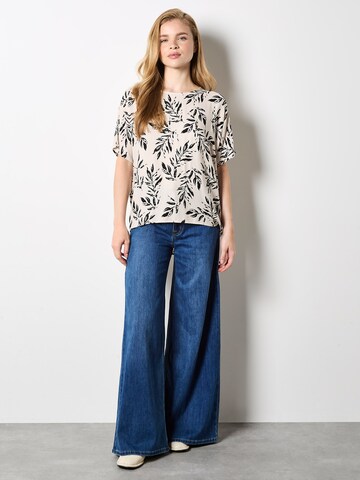 Apricot Leaf Print Woven T-Shirt ' ' in Grau