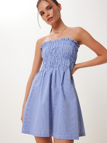 Rochie de vară de la Happiness İstanbul pe albastru: față