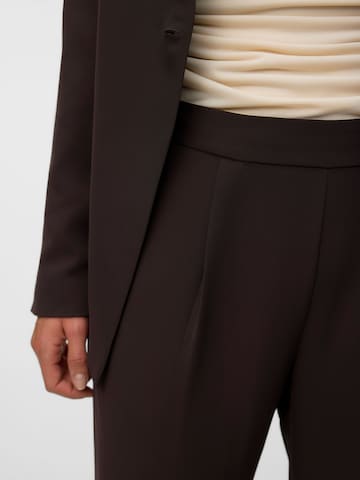 Regular Pantalon à pince 'AWDIAN' VERO MODA en marron