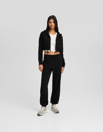 Tapered Pantaloni de la Bershka pe negru