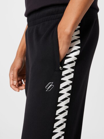 Effilé Pantalon de sport 'Code' Superdry en noir