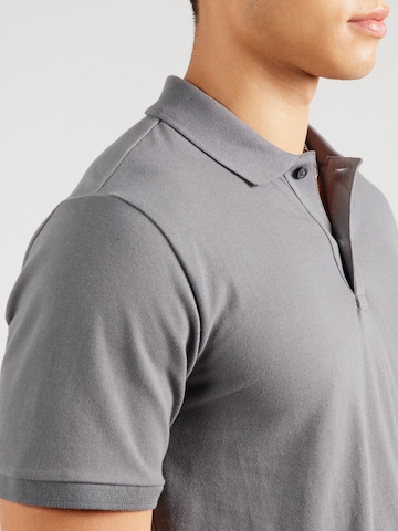 GAP Regular fit Μπλουζάκι σε γκρι