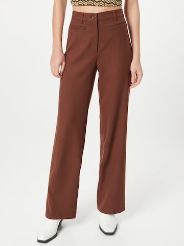 Monki Pleated Pants 'Stacy' in Brown: front