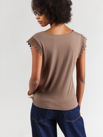 ABOUT YOU T-Shirt 'Caitlin' in Braun