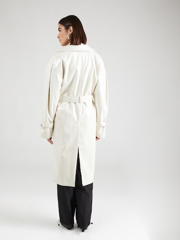 Cappotto di mezza stagione di Chiara Ferragni in bianco
