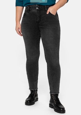 SHEEGO Skinny Jeans in Black: front