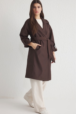 Manteau mi-saison Trendyol en marron : devant