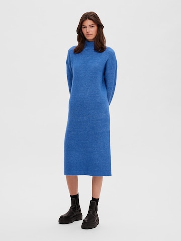 SELECTED FEMME Stickad klänning 'Maline' i blå