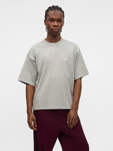 ADIDAS ORIGINALS - Camisa 'ESS' em cinzento