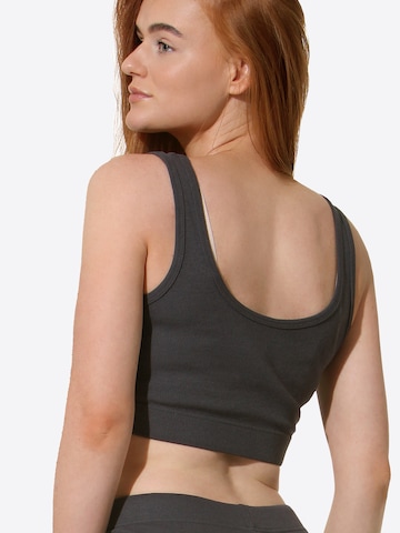 Haut de sport Yenita en gris