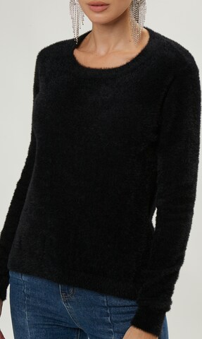 Influencer Пуловер в черно