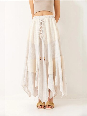 Bianco Lucci Skirt in White: front
