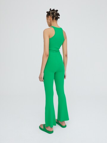 EDITED Rozkloszowany krój Spodnie 'Benni' w kolorze zielony