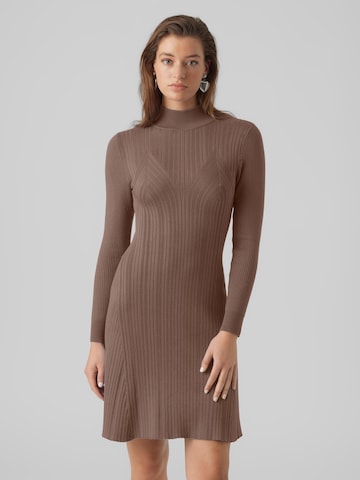 VERO MODA Stickad klänning 'SALLY' i brun: framsida
