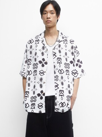 Pull&Bear Comfort fit Button Up Shirt in White: front