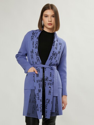 Cappotto di mezza stagione di Influencer in blu: frontale