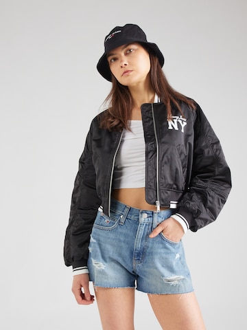 Tommy Jeans Overgangsjakke 'VARSITY' i sort: forside