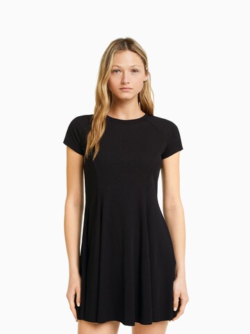 Rochie de la Bershka pe negru: față