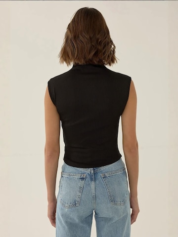 Hiccup Top in Black