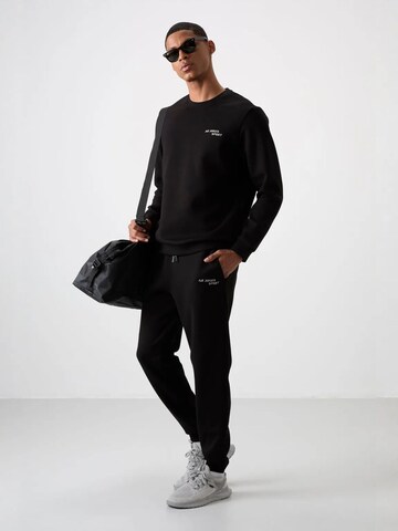 Tommy Life Joggingpak in Zwart: voorkant