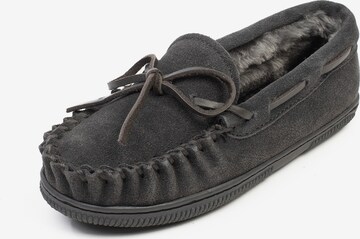 Minnetonka - Zapatos bajos 'Pile' en gris: frente