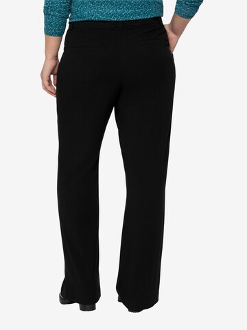 SHEEGO Bootcut Bundfaltenhose in Schwarz