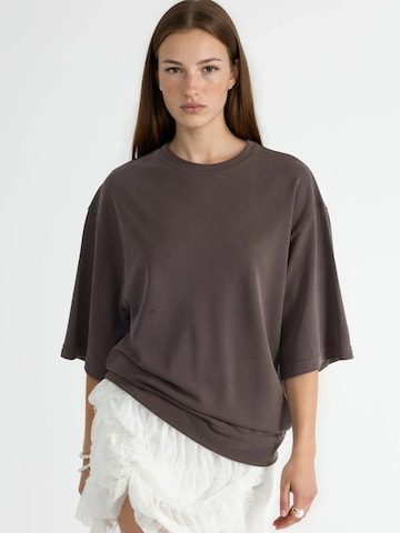 Busem Oversized shirt in Bruin: voorkant