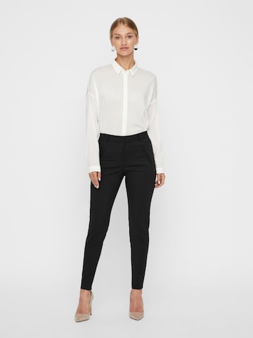 Vero Moda Petite Tapered Παντελόνι 'Victoria' σε μαύρο