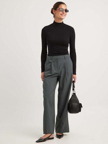 NA-KD Loose fit Pleated Pants in Grey: front