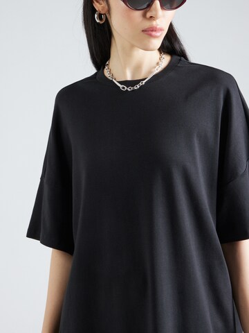 Noisy may Dress in Black