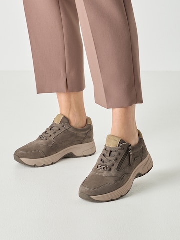 Baskets basses Tamaris en beige : devant