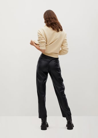 Regular Pantaloni cutați 'Plum' de la MANGO pe negru