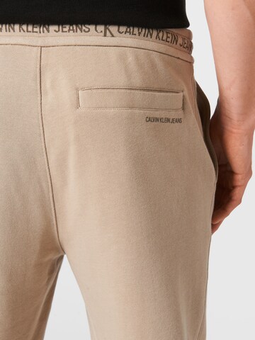 Tapered Pantaloni di Calvin Klein Jeans in beige