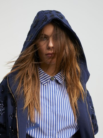 Lola Casademunt - Sudadera con cremallera en azul