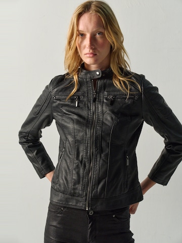 KOROSHI Jacke in Schwarz: Vorderseite