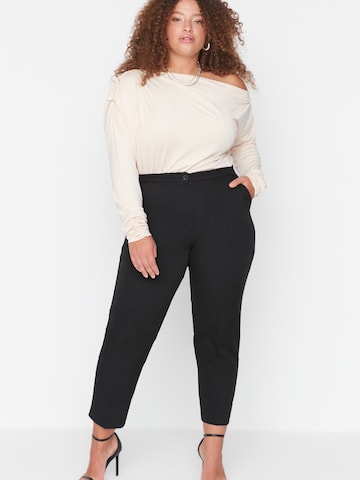 Tapered Pantaloni di Trendyol Curve in nero