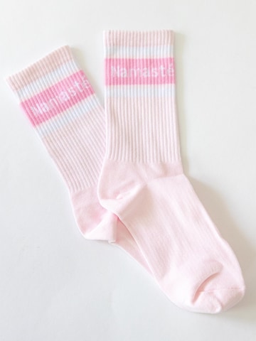 Divasya Socken 'Namasté' in Pink: Vorderseite