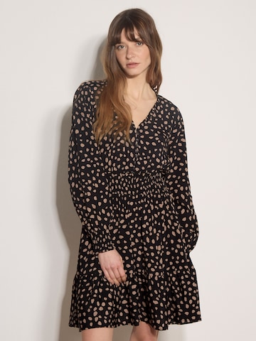 Robe ' ' Apricot en noir : devant