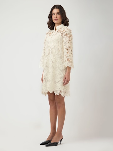Robe de cocktail YAS en blanc