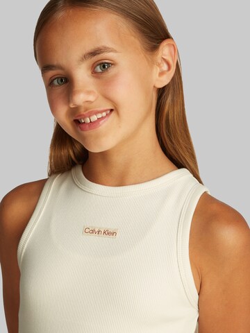Robe Calvin Klein Jeans en blanc