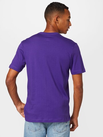 Nike Sportswear Regular Fit T-Shirt 'Swoosh' in Lila