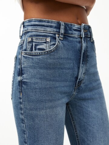 évasé Jean Pull&Bear en bleu