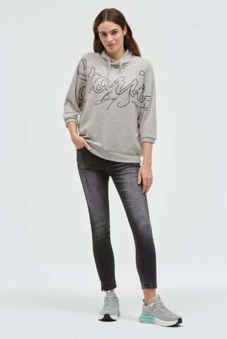 Soccx Pullover aus Flauschstrick mit Glitter-Print in Grau