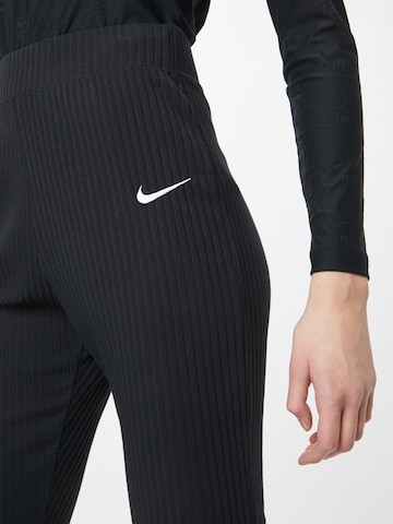 Nike Sportswear Rozkloszowany krój Spodnie w kolorze czarny