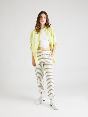 Effilé Pantalon 'CHILLI' PIECES en vert